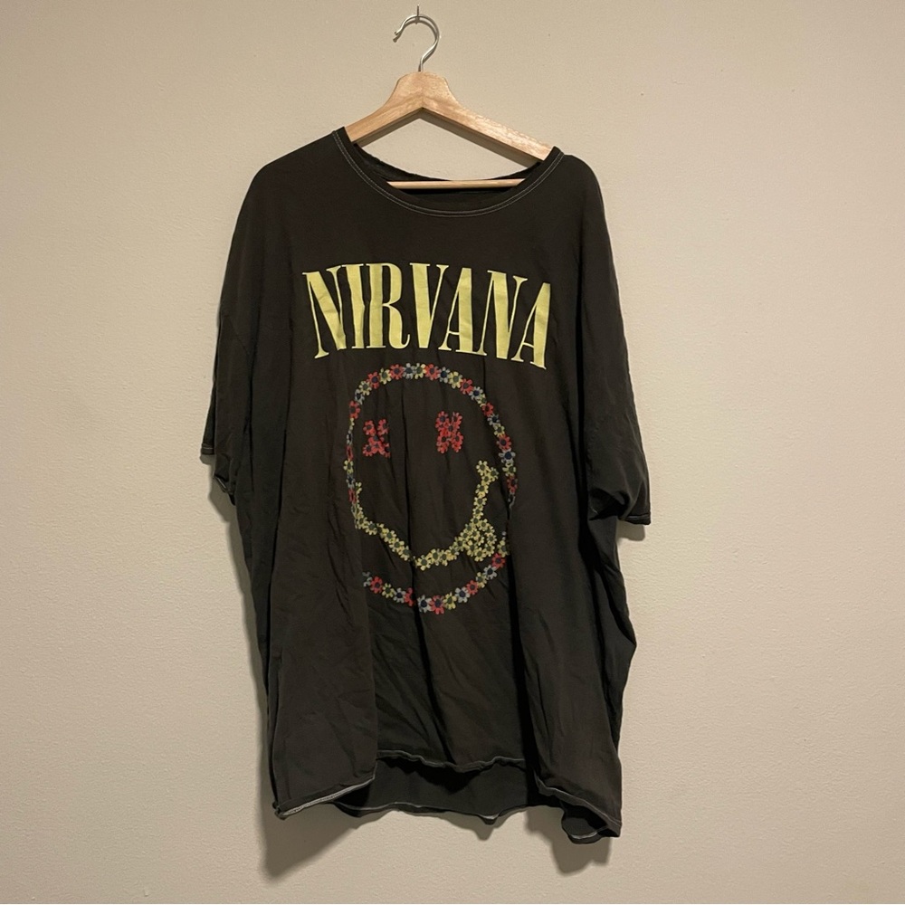 ARULA Nirvana Floral Smiley Face Gray, Pink and Yellow Graphic Tee, Size B/C 2x - Picture 2 of 5